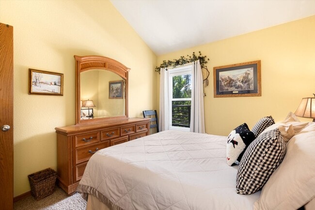 Building Photo - Price Reduced– Winter Seasonal Lease, Available Now through the end of May. Furnished with Utilit...