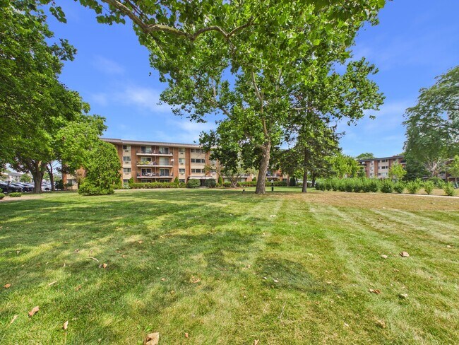 Building Photo - 2210 S Goebbert Rd