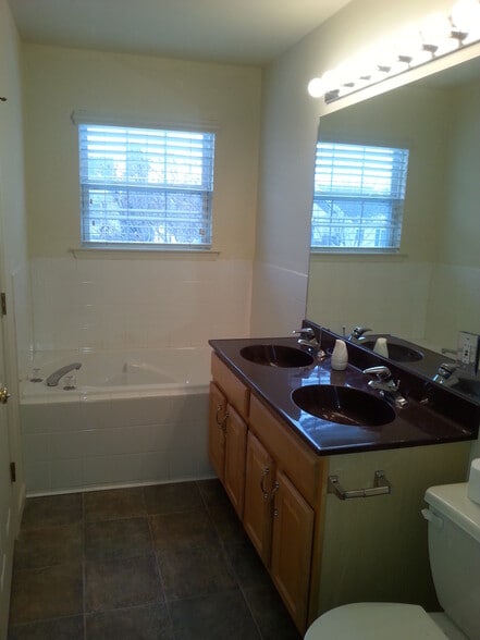 Building Photo - 720 Ferris Way