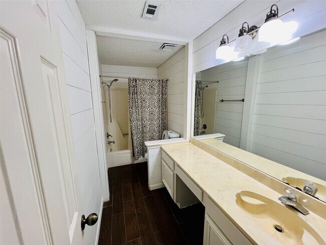 Building Photo - 16079 Hidden Acres Dr