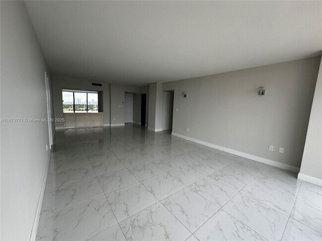 Building Photo - 3731 N Country Club Dr