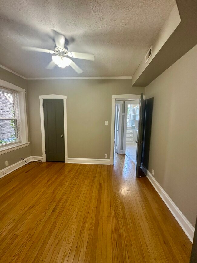 Building Photo - 6327 N Oakley Ave