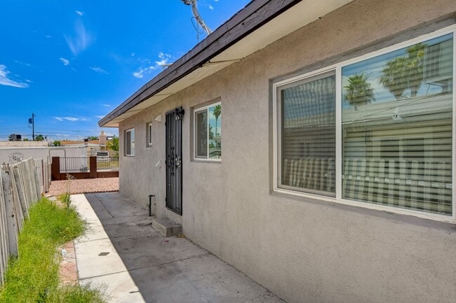 Building Photo - Duplex located in a Central Area of Las Vegas