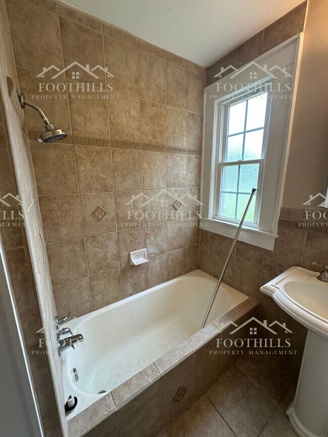 Building Photo - Beautifully updated cottage! 3-Bedroom/2-B...