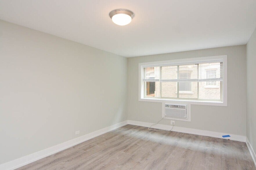 Building Photo - 447 W Surf St