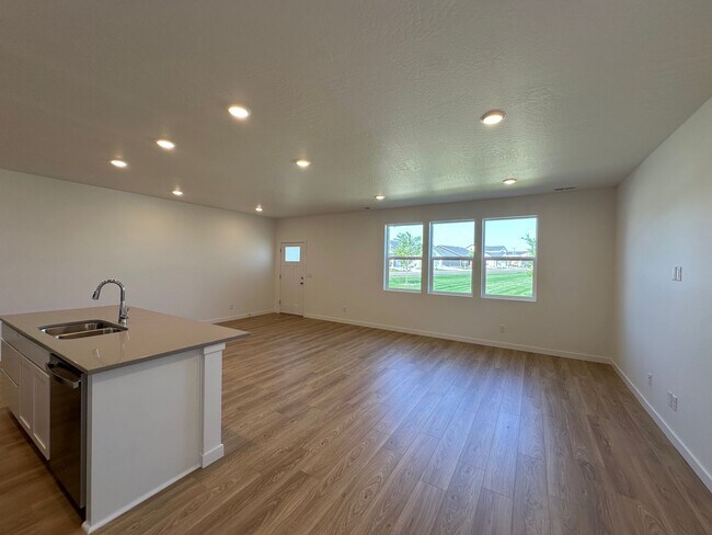 Building Photo - Brand New Foxtail Rancher