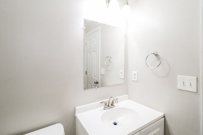 Building Photo - 548 Sherwood Greens