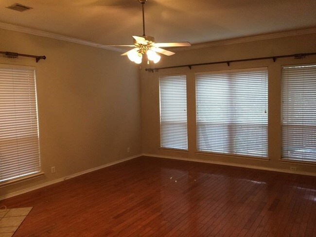 Building Photo - 746 Treaty Oak