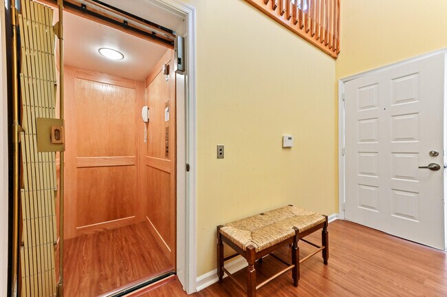 Building Photo - 9553 Shadybrook Dr