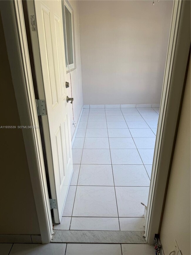 Building Photo - 5061 W Oakland Park Blvd