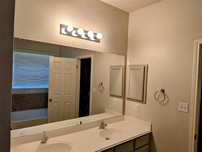 Building Photo - 370 Spring Dr