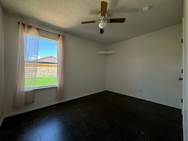 Building Photo - Northeast El Paso(Mesquite Hills 3bed with Refrig A/C and Solar Panels!
