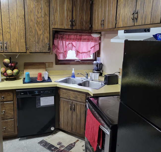 Kitchen - 8236 Douglas Cir N