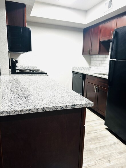 Building Photo - Castlewood Apartments