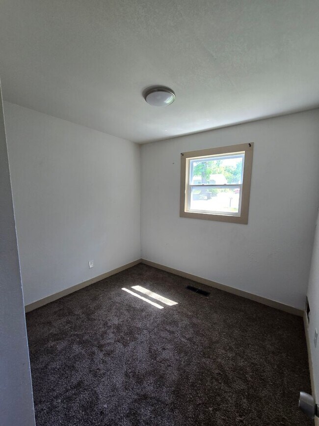 Building Photo - 3 bedroom 1 bath house