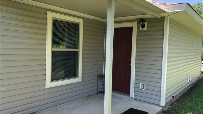 Covered patio area - 414 Avant Rd