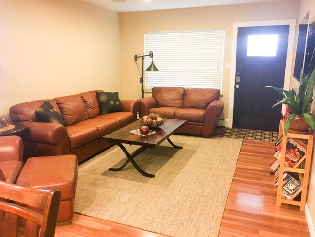 Building Photo - Evolve Real Estate: Fully Remodeled Gorgeous Bungalow in West Wash Park. 2 Bedrooms August 1!