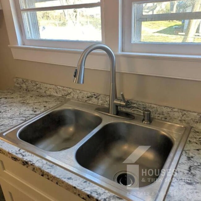 Building Photo - 18 21st St