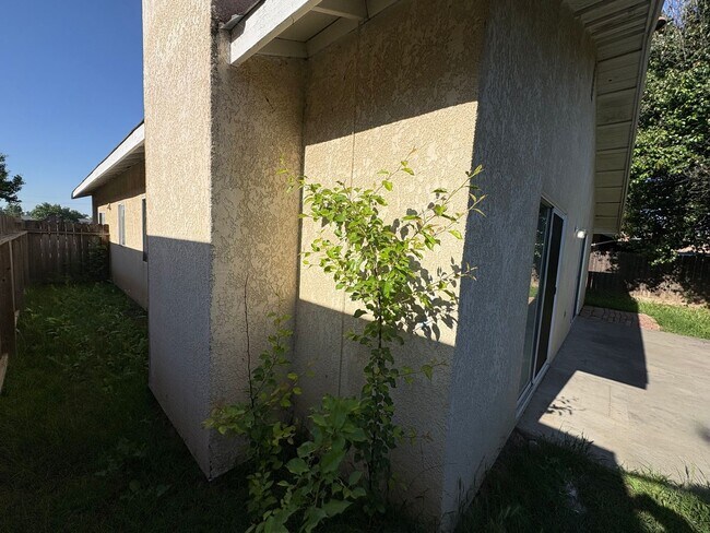 Building Photo - NE Visalia home Rent Ready!