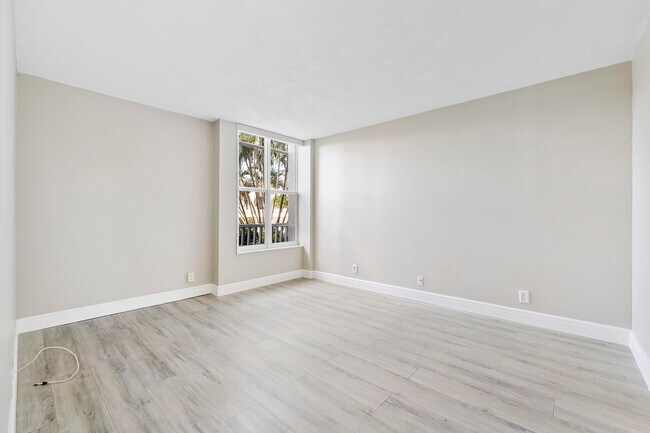 Building Photo - 1391 S Ocean Blvd