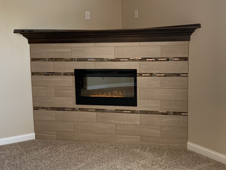 Electric Fireplace - 2539 Telluride Cir