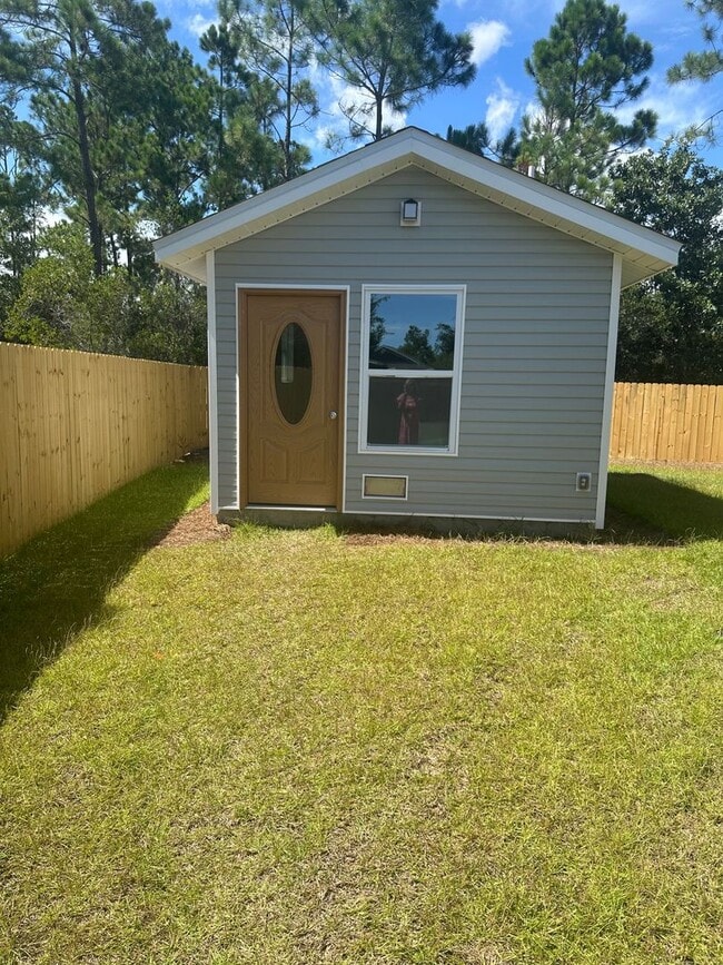 Building Photo - 7209 Lake Suzzanne Ln
