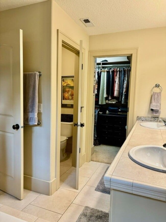 Building Photo - Beautiful Lake Oswego Newer Townhome Walki...