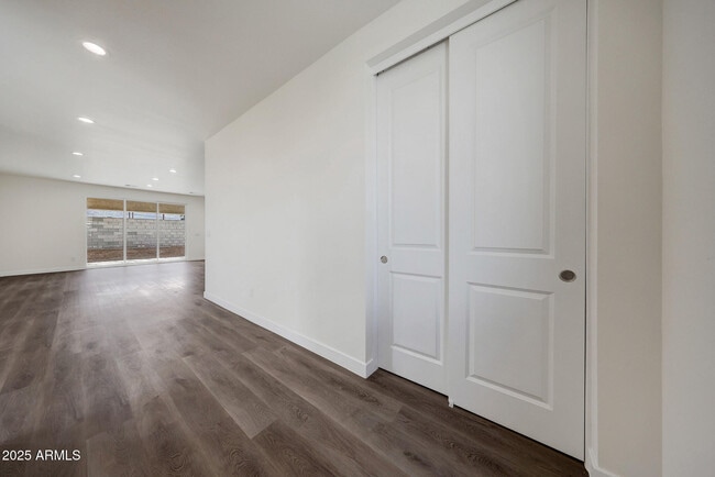 Building Photo - 921 E Desert Ln