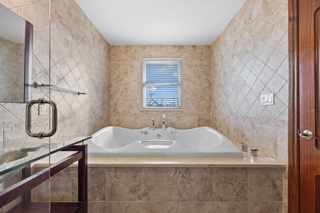 Master Bathroom - 3717 Nautilus Ave