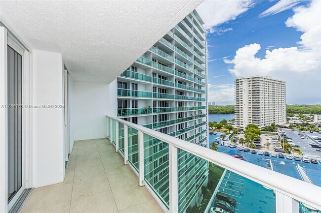 Building Photo - 100 Bayview Dr