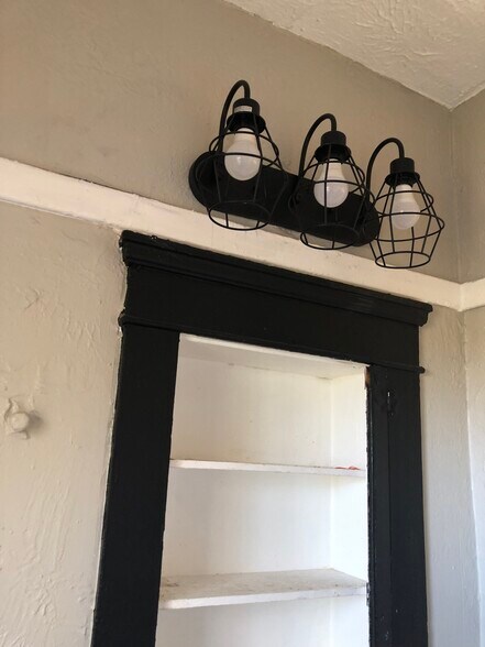 Building Photo - 1830 Mannering Rd