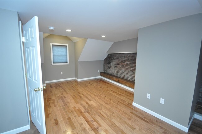 Building Photo - 16 Central St