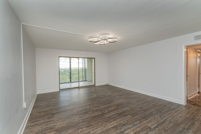 Building Photo - Stunning 2-Bedroom, 2-Bath Condo for Rent