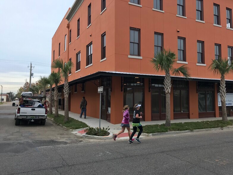 Great neighborhood vibe.... - 558 St Francis St