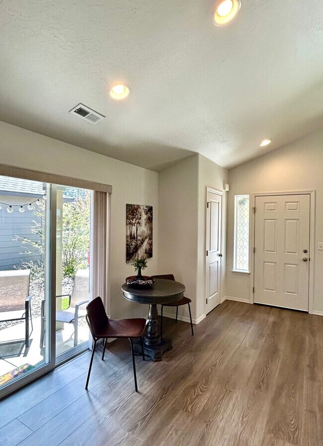 Building Photo - Town Access 2-bd Bungalow in Beautiful Sis...