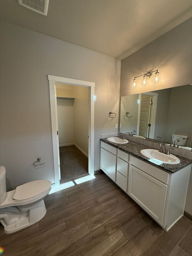 Building Photo - Modern 3 Bed, 2 Bath Home