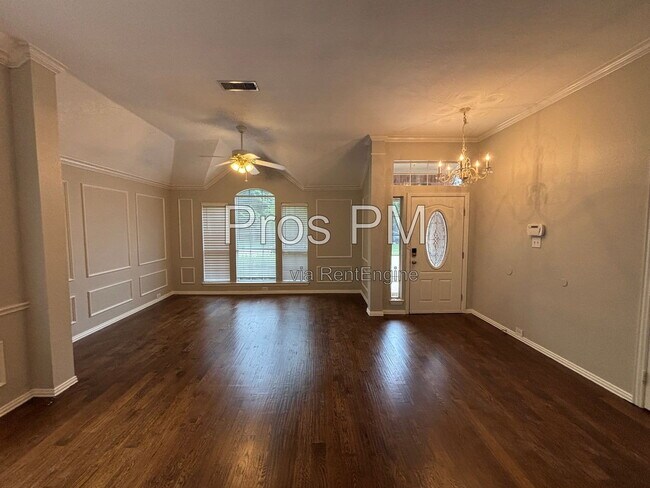 Building Photo - 2921 Meadow Glen Dr