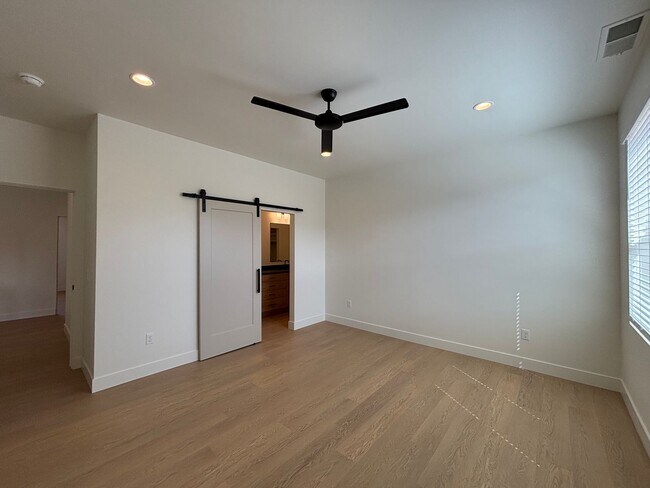 Building Photo - HURRICANE TOWNHOME FOR RENT!