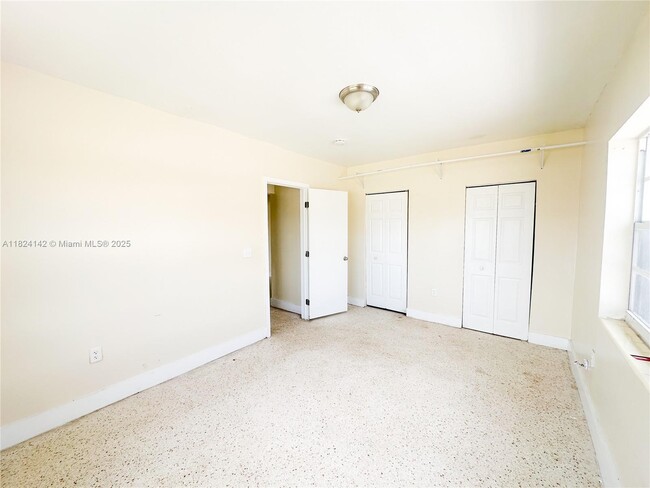 Building Photo - 2130 Bay Dr