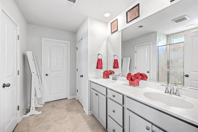 Building Photo - 6 Bedroom, 4.5 Bathroom Home in Cane Bay - Summerville