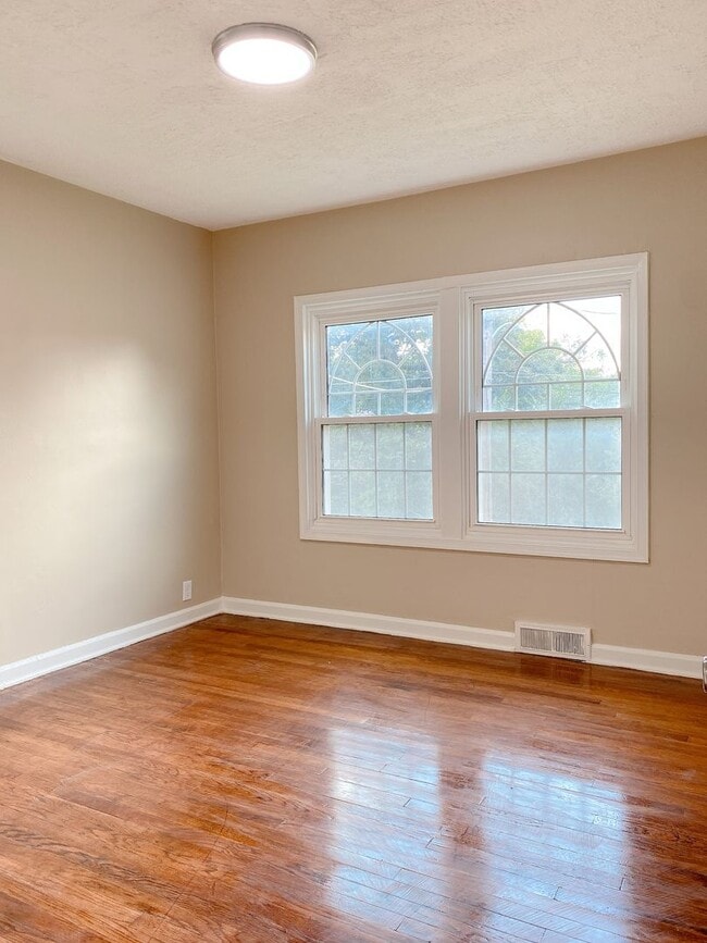 Building Photo - Beautifully updated 5 bed 2 bath house $2200
