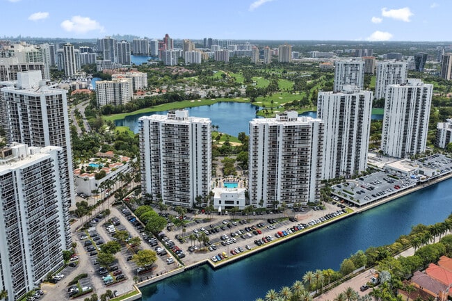 Building Photo - 3701 N Country Club Dr