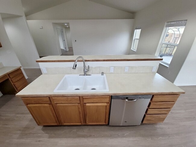 Building Photo - Spacious Rambler in West Richland