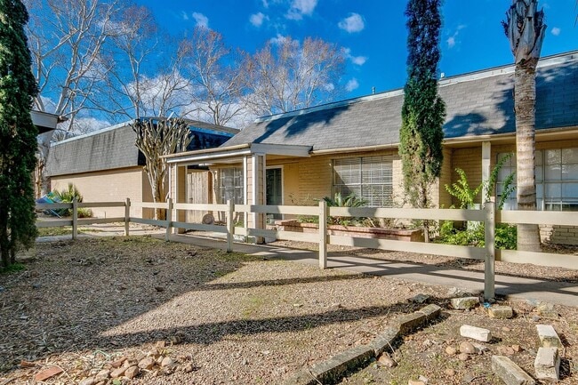 Building Photo - 2689 Gessner Rd