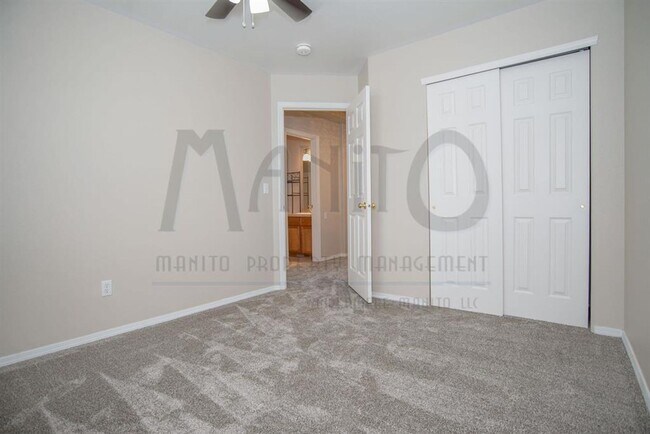 Building Photo - **COMING SOON** Fresh & Private Townhome