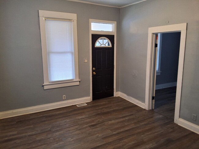 Building Photo - Welcome to this charming 2 bedroom home lo...