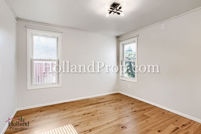Building Photo - Welcome Home to Your Perfect Hillsboro Retreat!