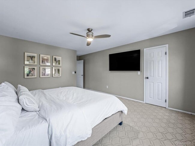 Building Photo - 54 Hidden Ridge Dr