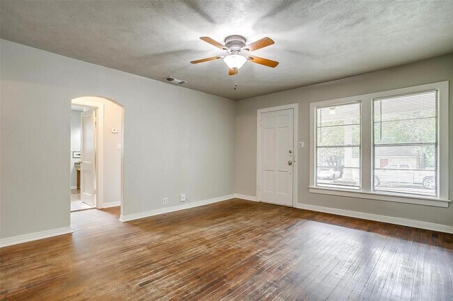 Building Photo - 410 McCarty St