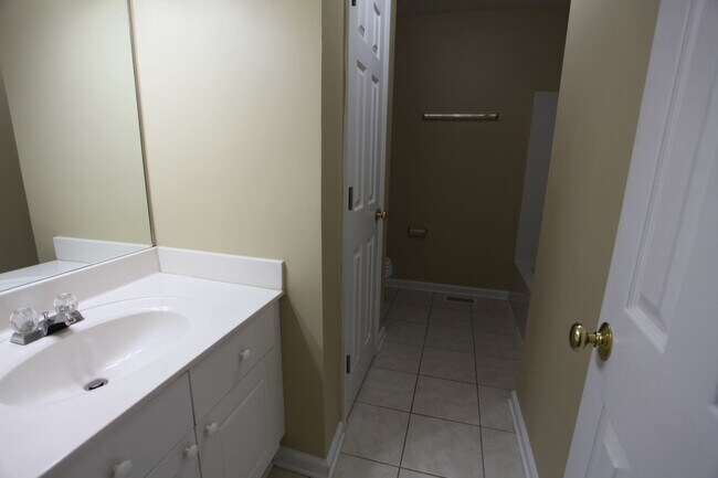 Building Photo - 3bed/3bath Donahue Crossing Condominiums